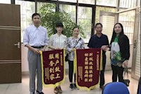 這兩面錦旗的背后,是對(duì)“群眾利益無(wú)小事”的堅(jiān)守