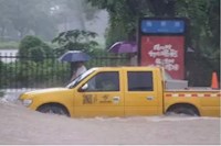 龍舟水太猛!管網(wǎng)搶險(xiǎn)“小黃人”與各區(qū)通力合作疏通水浸點(diǎn)!