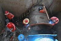 連夜搶修供水爆管!5輛送水車同時出動!