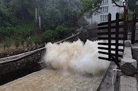 暴雨傾城,水控人冒雨排澇保暢通,守土盡責(zé)保供水安全!