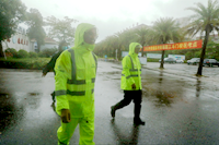 你們執(zhí)筆縱劍,馳騁考場;我們全力以赴,在暴雨中保駕護航